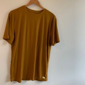 Vuori, mens large Strato Tech Tee in Dark Golden Heather